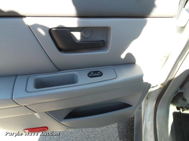 image for item K8146 2005 Ford Taurus SE