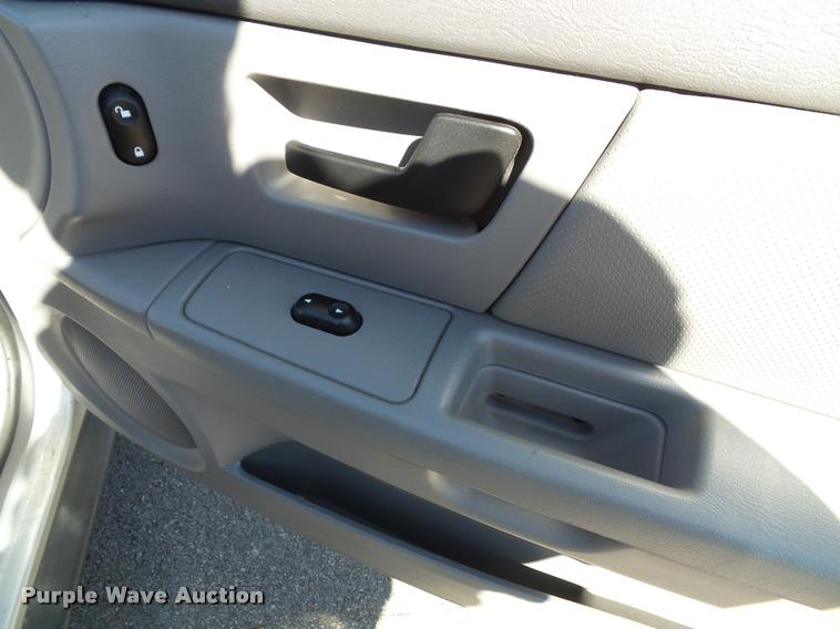 image for item K8146 2005 Ford Taurus SE