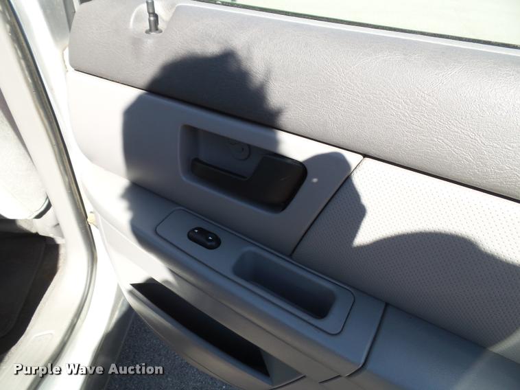 image for item K8146 2005 Ford Taurus SE