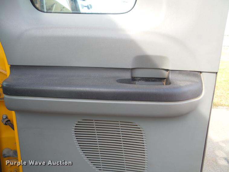 image for item K8159 2006 Ford F450 Super Duty XL SuperCab flatbed truck