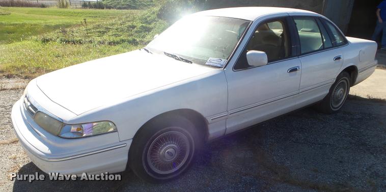 image for item L1746 1997 Ford Crown Victoria