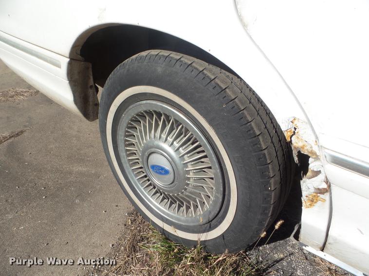 image for item L1746 1997 Ford Crown Victoria