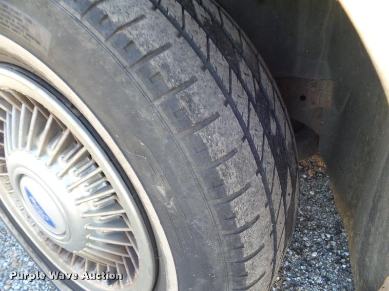 image for item L1746 1997 Ford Crown Victoria