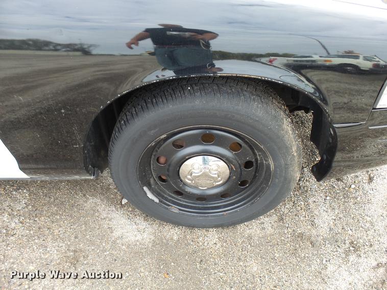 image for item L3381 2010 Ford Crown Victoria Police Interceptor