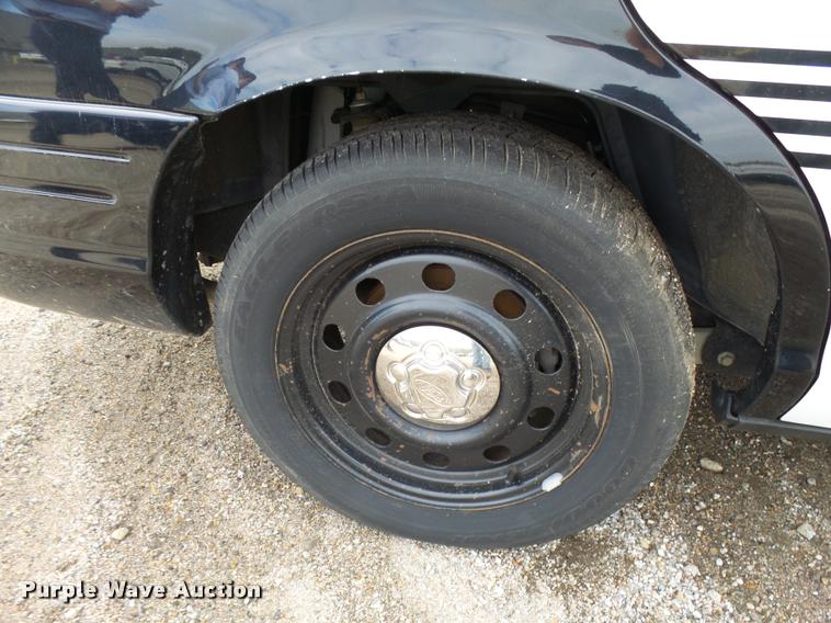 image for item L3381 2010 Ford Crown Victoria Police Interceptor