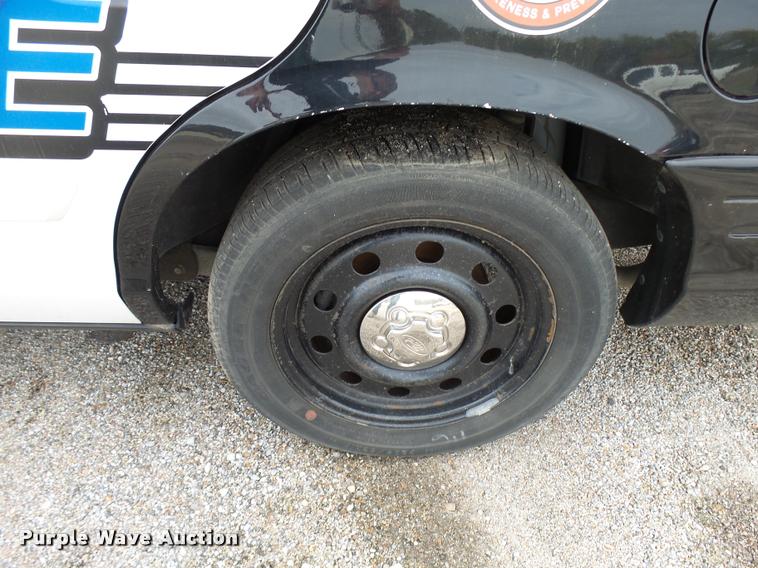 image for item L3382 2009 Ford Crown Victoria Police Interceptor