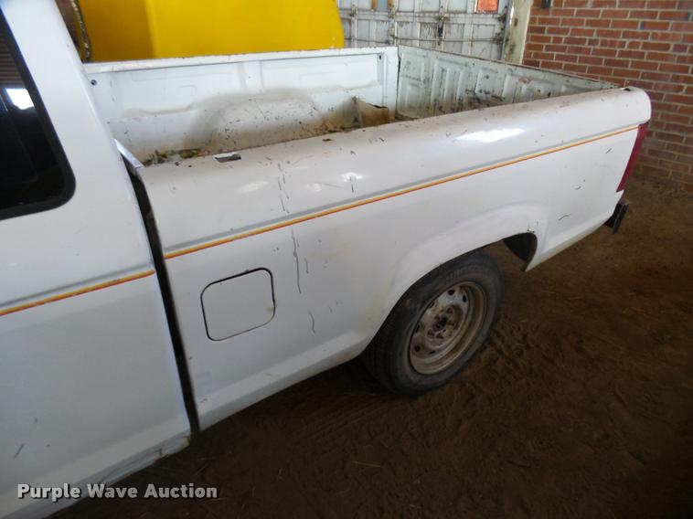 image for item L3406 1986 Ford Ranger SuperCab pickup truck