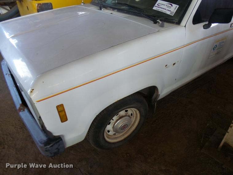 image for item L3406 1986 Ford Ranger SuperCab pickup truck