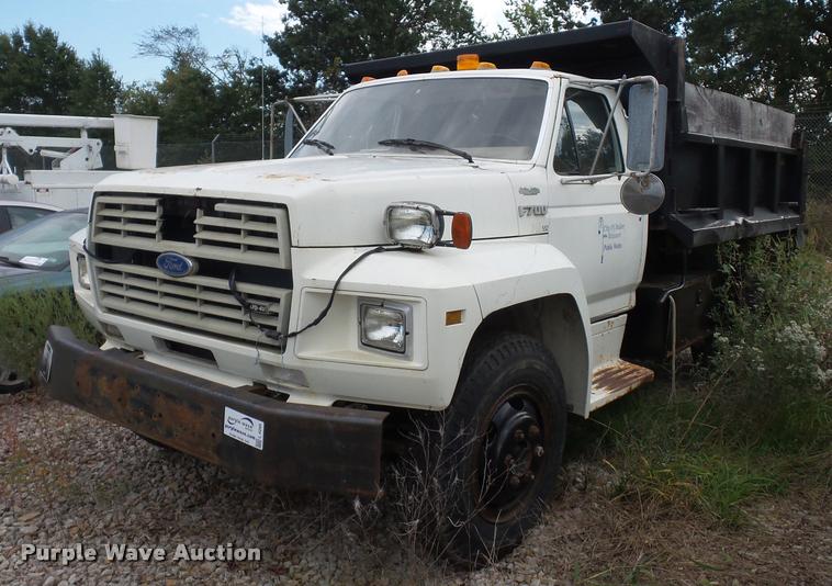 image for item L4294 1987 Ford F700 dump truck