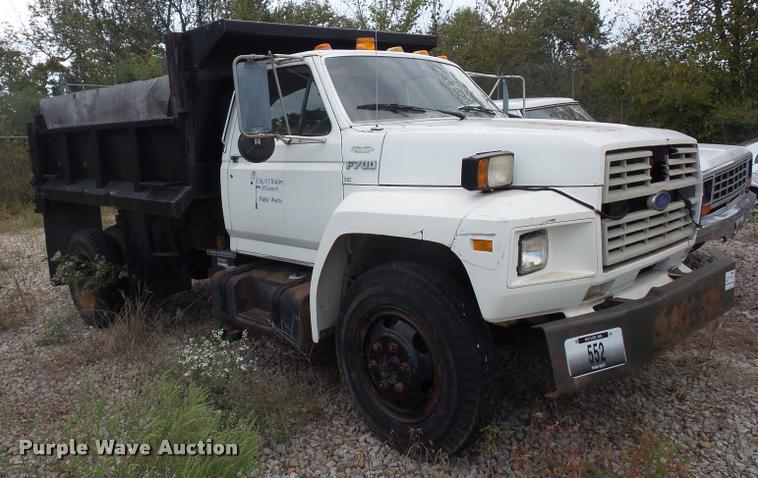 image for item L4294 1987 Ford F700 dump truck