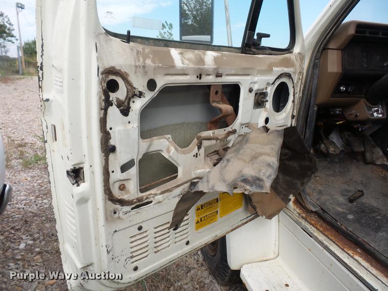 image for item L4294 1987 Ford F700 dump truck
