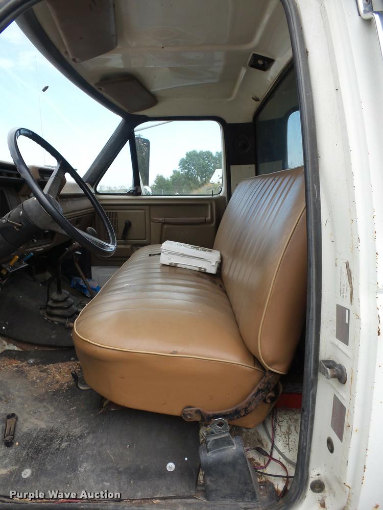 image for item L4294 1987 Ford F700 dump truck