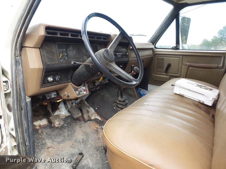 image for item L4294 1987 Ford F700 dump truck