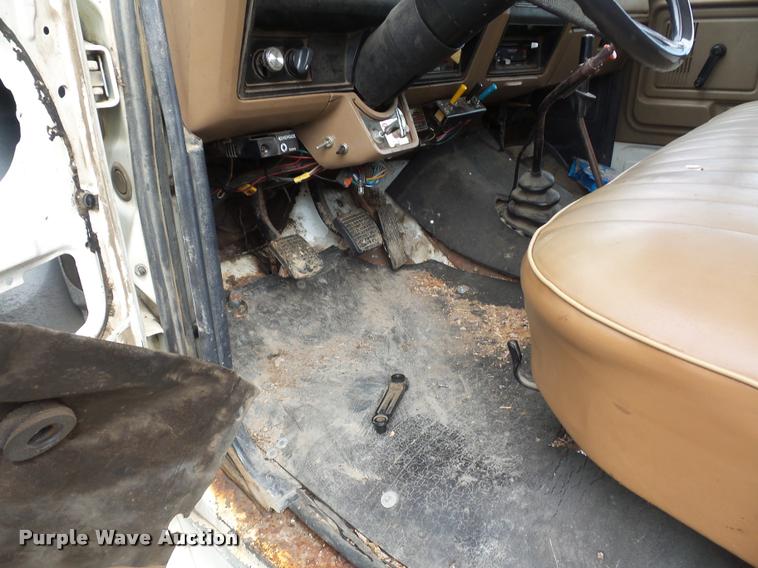 image for item L4294 1987 Ford F700 dump truck