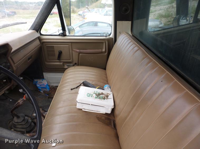 image for item L4294 1987 Ford F700 dump truck