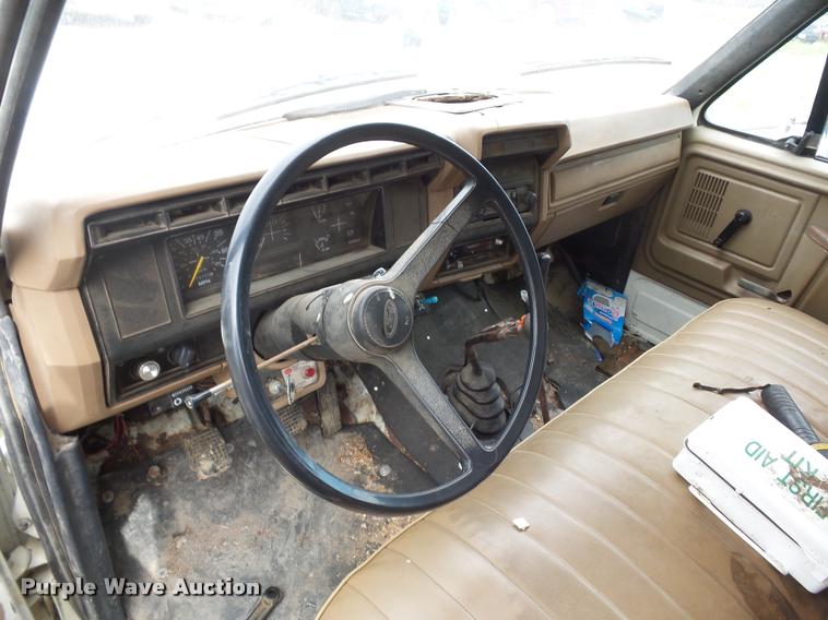 image for item L4294 1987 Ford F700 dump truck