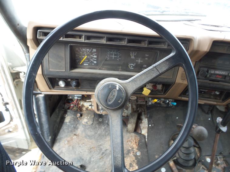 image for item L4294 1987 Ford F700 dump truck