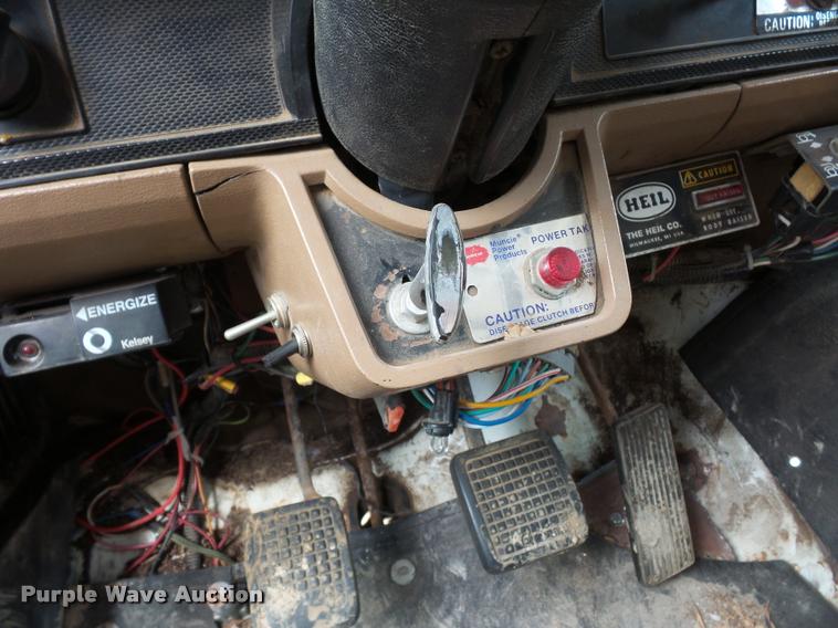 image for item L4294 1987 Ford F700 dump truck