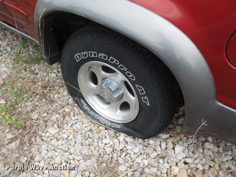 image for item L4303 2000 Ford Explorer SUV