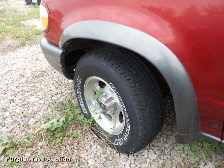 image for item L4303 2000 Ford Explorer SUV