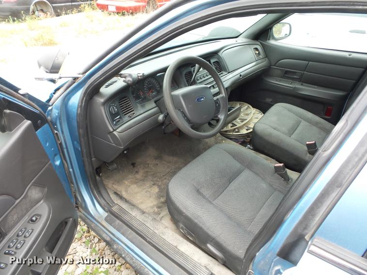image for item L4304 2005 Ford Crown Victoria Police Interceptor