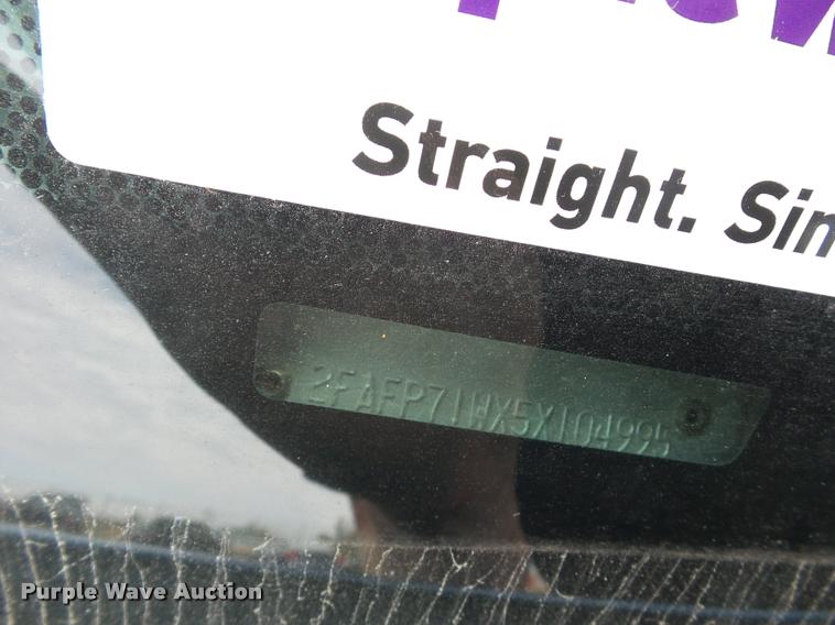 image for item L4304 2005 Ford Crown Victoria Police Interceptor