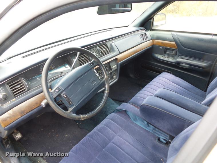 image for item L4305 1992 Ford Crown Victoria