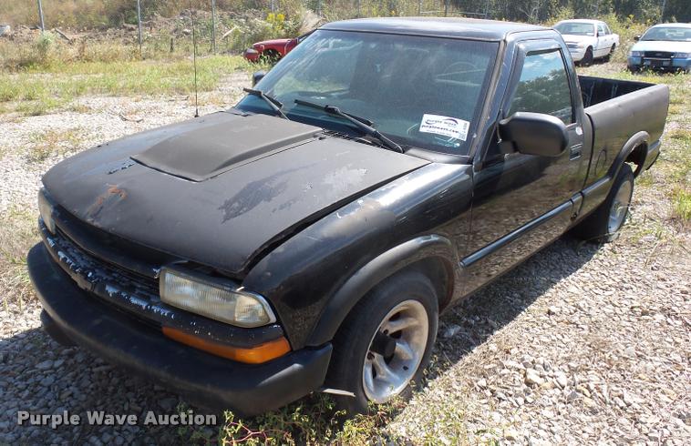 image for item L4306 2000 Chevrolet S10 pickup truck