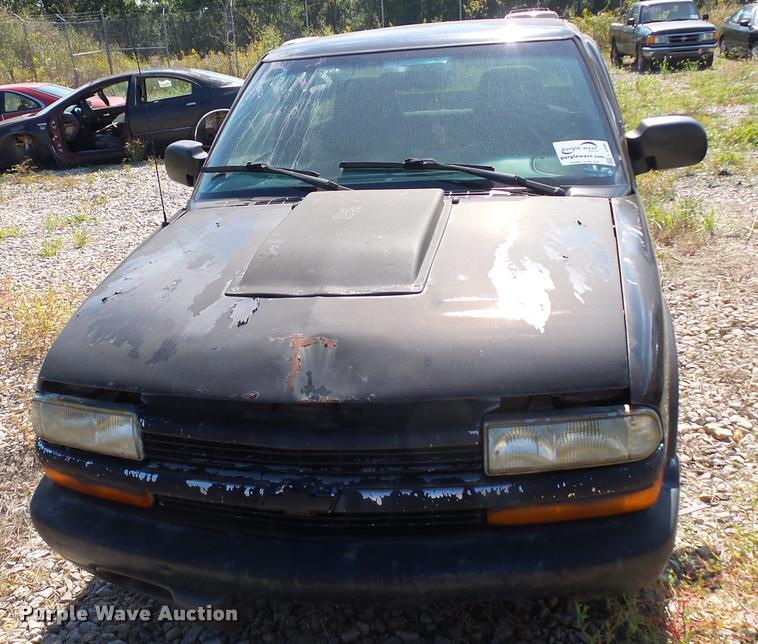 image for item L4306 2000 Chevrolet S10 pickup truck