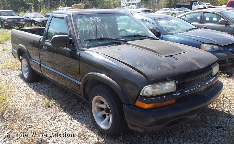 image for item L4306 2000 Chevrolet S10 pickup truck