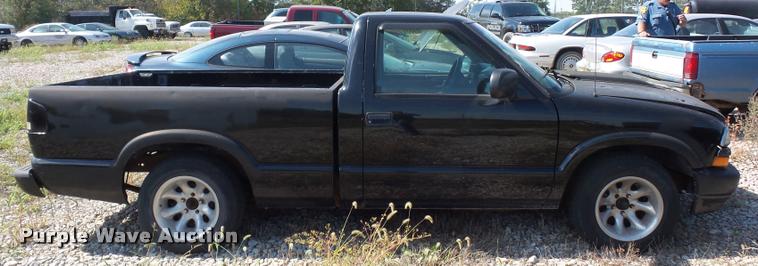 image for item L4306 2000 Chevrolet S10 pickup truck