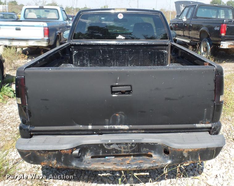 image for item L4306 2000 Chevrolet S10 pickup truck