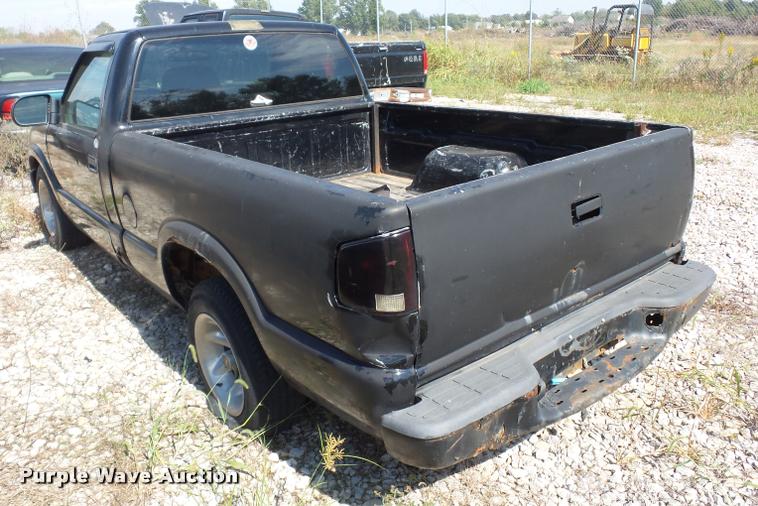 image for item L4306 2000 Chevrolet S10 pickup truck