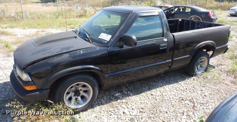 image for item L4306 2000 Chevrolet S10 pickup truck