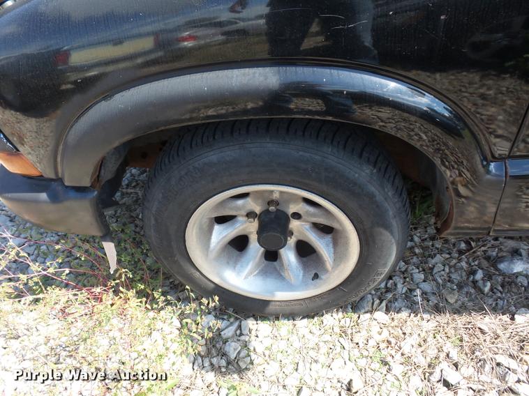 image for item L4306 2000 Chevrolet S10 pickup truck