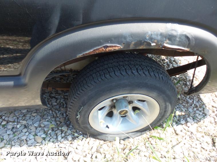 image for item L4306 2000 Chevrolet S10 pickup truck