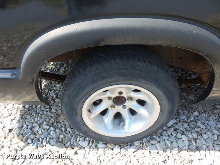 image for item L4306 2000 Chevrolet S10 pickup truck