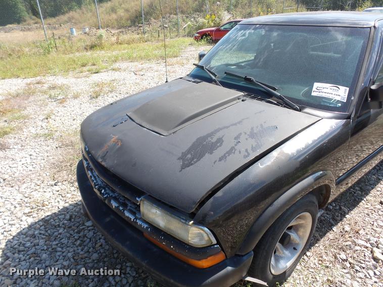 image for item L4306 2000 Chevrolet S10 pickup truck