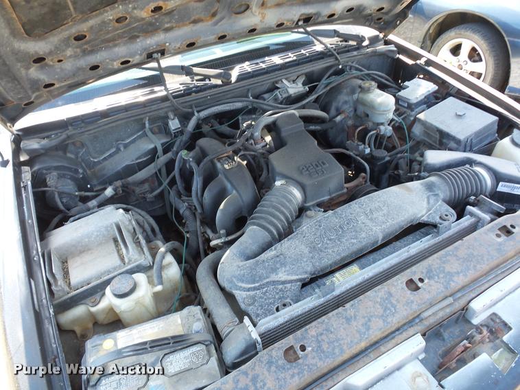 image for item L4306 2000 Chevrolet S10 pickup truck