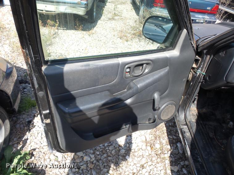 image for item L4306 2000 Chevrolet S10 pickup truck