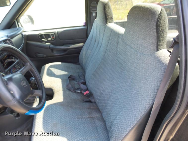 image for item L4306 2000 Chevrolet S10 pickup truck