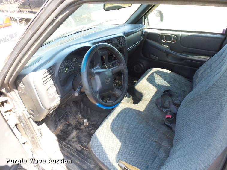 image for item L4306 2000 Chevrolet S10 pickup truck
