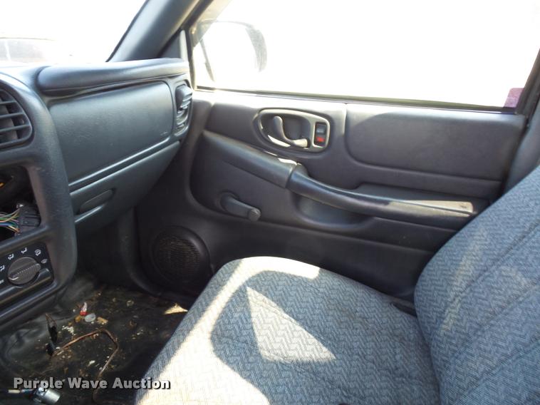 image for item L4306 2000 Chevrolet S10 pickup truck