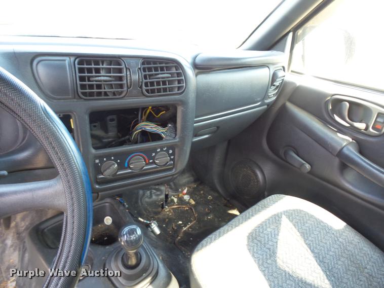 image for item L4306 2000 Chevrolet S10 pickup truck