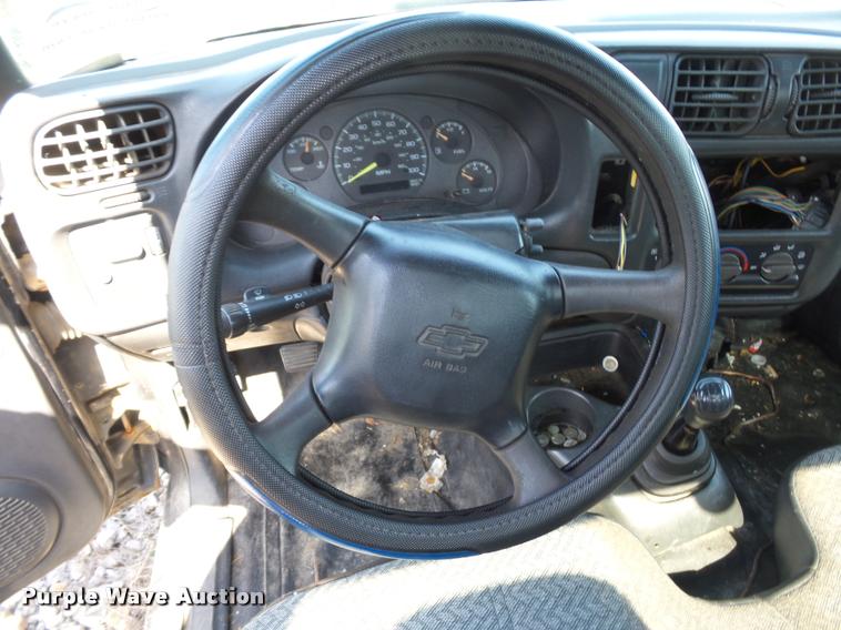 image for item L4306 2000 Chevrolet S10 pickup truck