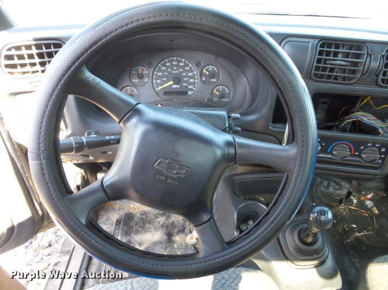 image for item L4306 2000 Chevrolet S10 pickup truck