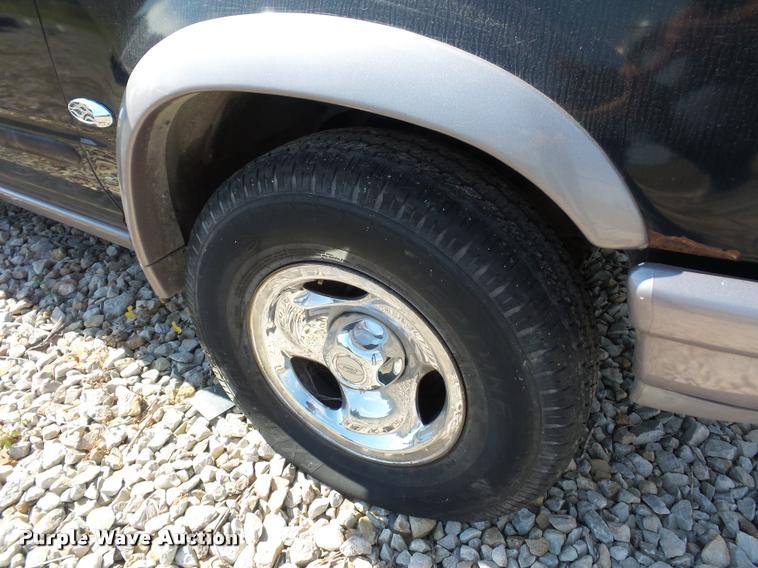 image for item L4320 1997 Ford Explorer SUV