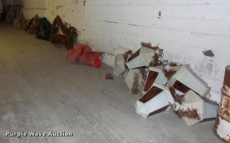 image for item L4331 Christmas decorations