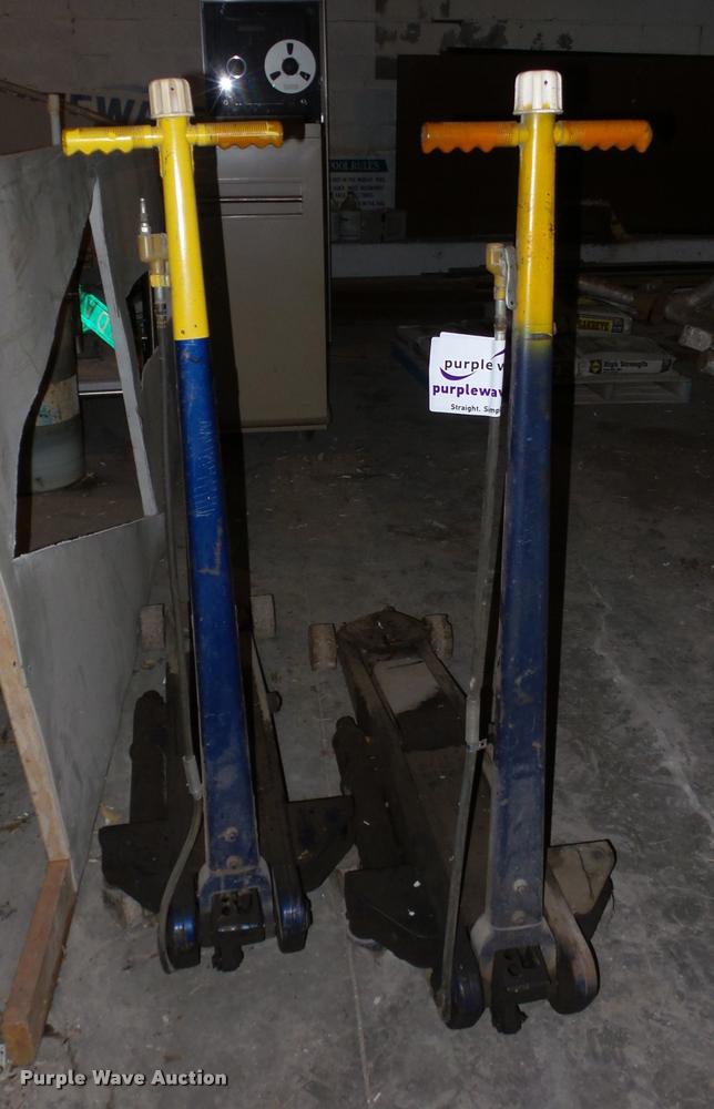 image for item L4334 (2) floor jacks