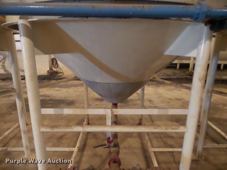 image for item DA4762 Vertical fertilizer poly tank